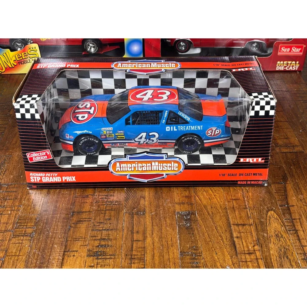 Ertl American Muscle-Richard Petty #43 STP Grand Prix 1:18 Scale 1992
